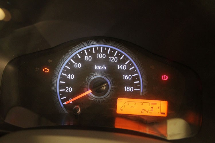 Đặc biệt, Redi-GO cũng gây ấn tượng với khả năng tiết kiệm nhiên liệu khi có thể đi được quãng đường 25.17km chỉ với 1 lít xăng. Với ưu điểm này, mẫu xe nhỏ của Datsun chính là một trong những mẫu xe tiết kiếm nhiên liệu nhất.