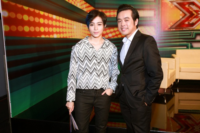 Tại sự kiện, Gil Lê chụp ảnh thân thiết cùng giám khảo Dương Khắc Linh.