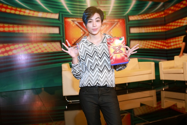 Gil Lê dẫn liveshow 5 chương trình X-Factor cùng MC Thành Trung. Nữ ca sĩ gây chú ý khi phối sơ mi unisex hoạ tiết độc đáo cùng quần jeans bó và giày bốt. 