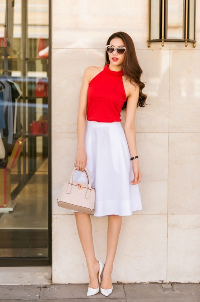 Phạm Hương mix chân váy trắng giá 459 ngàn đồng cùng áo yếm đỏ bắt mắt. Sự kết hợp giữa hai tông màu đối lập, mang lại hiệu quả tuyệt vời cho sự rạng rỡ của cô.