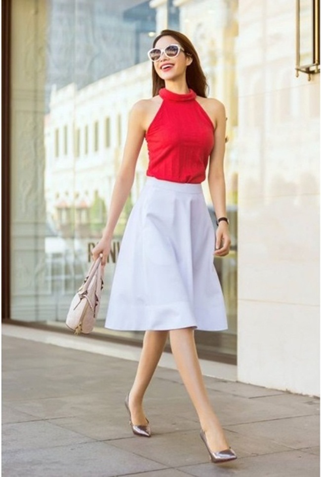 Hoa hậu Phạm Hương thường xuyên sử dụng những món phụ kiện hàng hiệu như túi xách, giày và đồng hồ để hoàn thiện những set đồ bình dân của cô.