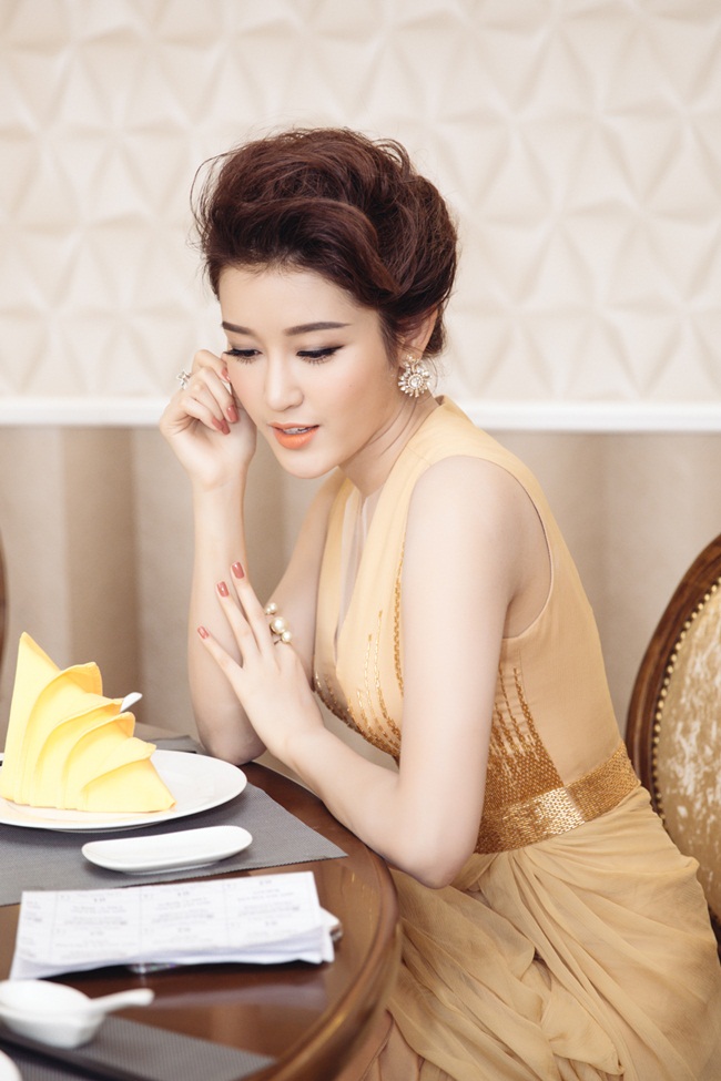 Người đẹp diện váy lụa vàng sang trọng quyến rũ của NTK Lê Thanh Hòa, thu hút ánh nhìn của đông đảo quan khách. 
