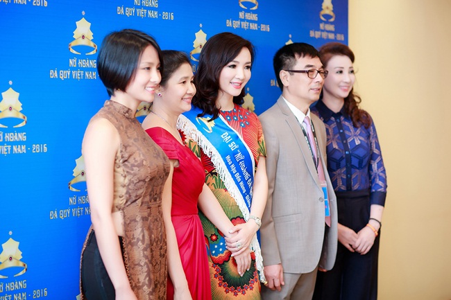 Hoa hậu Giáng My với nhan sắc được mệnh danh là không tuổi, không chỉ là cái tên hút truyền thông trong nước mà còn tạo được những cơn bão truyền thông cùng sự săn đón nhiệt tình khi có những chuyến công tác tại nước ngoài.