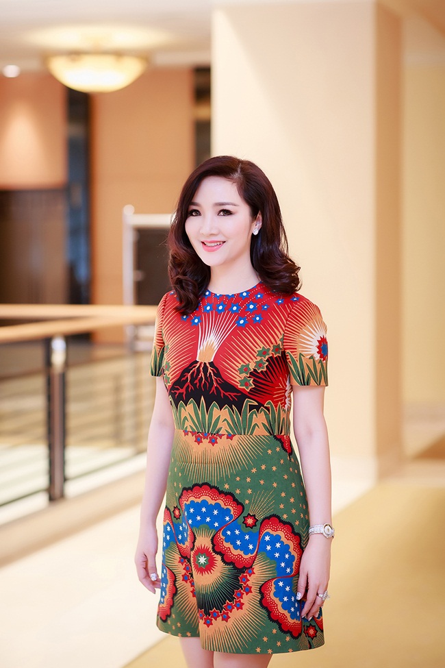 Xuất hiện trong nhiều hình ảnh tại đây, nàng Hậu Việt thể hiện sự biến hóa của mình với phong cách và cách tạo dáng khác nhau, nhưng đều hướng đến nét đẹp đẳng cấp, sang trọng và đầy  quyền lực.