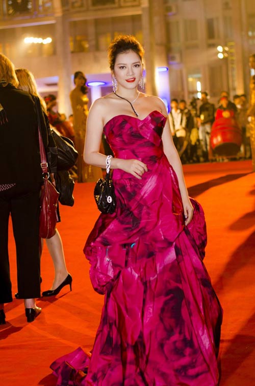 Tại Liên hoan phim Việt Nam, Lý Nhã Kỳ thu hút rất nhiều ánh đèn bởi vẻ ngoài nổi bật vô cùng sang trọng, quyến rũ. Cô diện chiếc váy được thiết kế rất tựa một đóa hoa hồng. Lý Nhã Kỳ tiết lộ đây là một thiết kế do cô đặt may riêng.