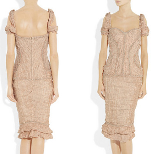 Đồng thời, so sánh với chiếc váy nằm trong bộ sưu tập Xuân/Hè 2012 được giới thiệu trên website chính của Alexander McQueen, chiếc váy của Lý Nhã Kỳ có vài điểm hơi ''lệch pha''. Váy của Lý Nhã Kỳ có đường viền váy peplum khá rộng, không ôm sát vào phần chân như phiên bản gốc.