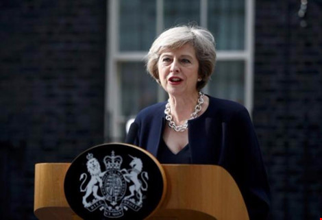 Phát biểu bên ngoài dinh thủ tướng ở số 10 phố Downing sau khi được Nữ hoàng Anh Elizabeth bổ nhiệm, nữ Thủ tướng May cam kết sẽ xây dựng một nước Anh hùng mạnh hơn.