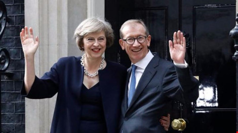 Bà Theresa May và chồng trước dinh thủ tướng. (Ảnh: AP)