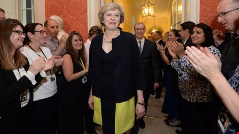 Bà Theresa May được chào đón bước vào dinh thủ tướng ngày 13-7. (Ảnh: PA)