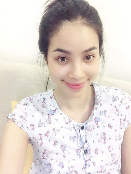 Hoa hậu Phạm Hương cũng không kém cạnh khi thường xuyên khoe làn da căng bóng trên trang cá nhân.