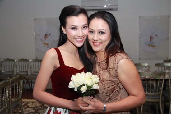 Á Hậu Hoàng Oanh của Hoa hậu phụ nữ Việt Nam qua ảnh (2012) bên cạnh mẹ, quả thực Hoàng Oanh đã được thừa hưởng nhiều nét đẹp từ mẹ của cô, đặc biệt là đôi mắt và khuôn mặt.