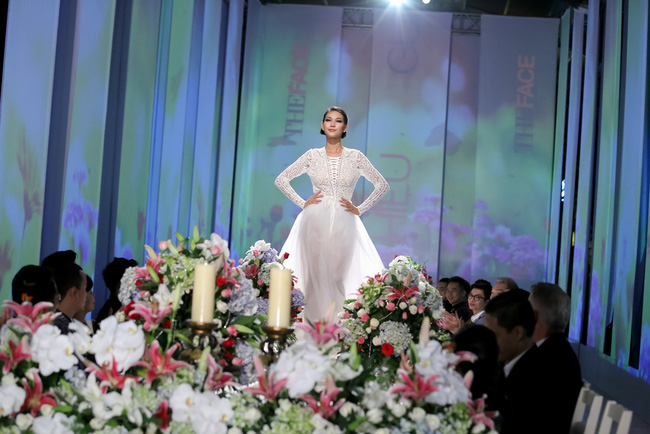 Các thí sinh đến với thử thách vô cùng gay cấn: Catwalk trên bàn tiệc trong những bộ trang phục của nhà thiết kế Chung Thanh Phong.