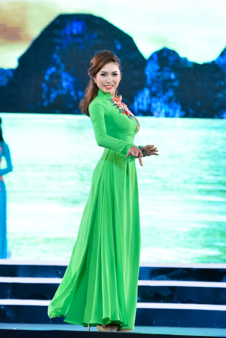 Hoa hậu Việt Nam 2010 Ngọc Hân và MC Tuấn Anh dẫn dắt đêm thi tổ chức tại sân khấu nhạc nước, đảo Tuần Châu, Hạ Long.