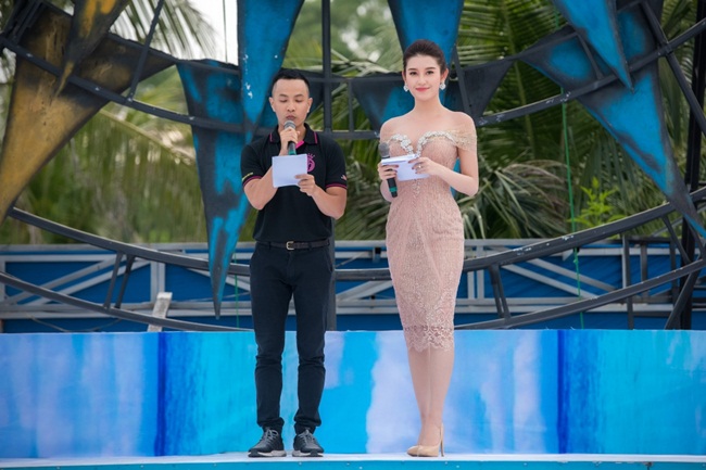 Đảm nhận phần dẫn dắt cuộc thi “Người đẹp biển” năm nay là Á hậu 1 Hoa hậu Việt Nam 2014 – Nguyễn Trần Huyền My. 
