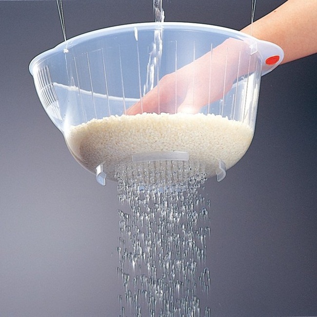 Sử dụng rổ vo gạo, bạn có thể dễ dàng chắt bỏ đi phần nước thừa mà không lo gạo bị rơi vãi ra ngoài. Thêm vào đó rổ vo gạo này làm bằng chất liệu nhựa  PP.PS  cao cấp nên rất dễ dàng vệ sinh, chùi rửa. Kích thước: 24.2x 21.4x 10.2 (cm).