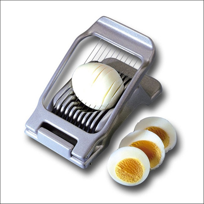Dụng cụ cắt trứng bằng inox là món đồ gia dụng tiện ích lý tưởng cho người thích ăn salad. Những dây inox sẽ cắt giúp cắt trứng thàng từng miếng đều đặn trong khi khuôn sâu lòng giúp cố định trứng, giúp việc cắt trứng trở nên dễ dàng hơn. Sản phẩm khá xinh xắn với kích thước 12.5x8.5cm, g iá bán khoảng 50.000 đồng.