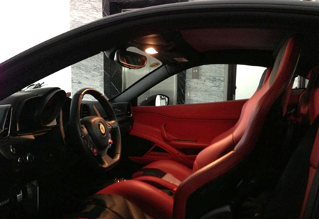 Nội thất với hai tông màu đỏ đen của chiếc siêu xe Ferrari 458 Italia mà anh sở hữu.