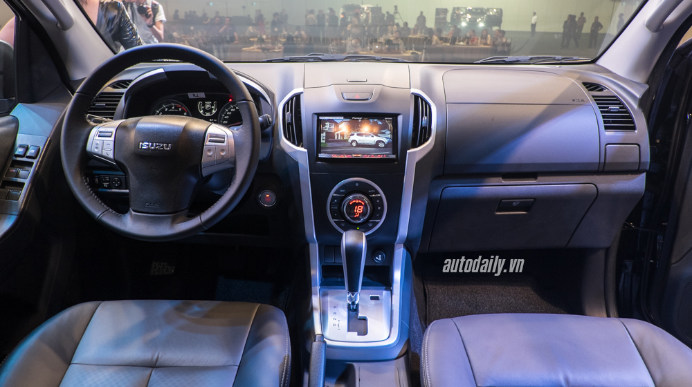 ISUZU mu-X có một số điểm đáng chú ý như: khởi động nút bấm, màn hình cảm ứng giải trí trung tâm DVD 7 inch, tích hợp Apple CarPlay và Android Auto. Một màn hình LCD 10,2 inch ốp trần cho hàng ghế 2, âm thanh 6 loa, ghế da chỉnh điện 6 hướng (ghế lái) và kiểm soát hành trình Cruise Control.