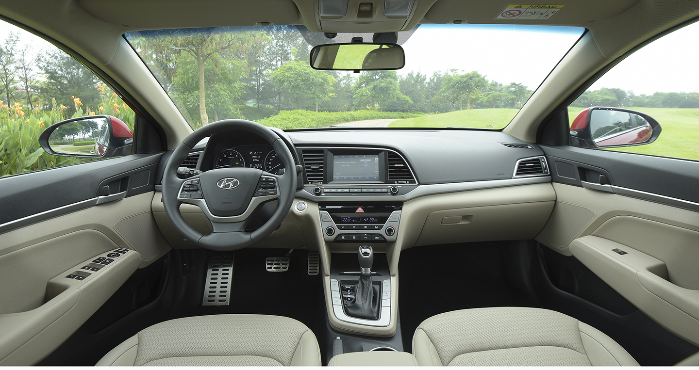 Hyundai Elantra 2016 sở hữu kích thước lớn hơn về chiều dài (20 mm) và chiều rộng (25 mm). Kích thước dài, rộng, cao lần lượt là 4.570 x 1.800 . 1.450 mm, chiều dài cơ sở 2.700, khoảng sáng gầm 150 mm.  Về động cơ, Hyundai Elantra 2016 có 2 lựa chọn động cơ gồm động cơ xăng Nu 2.0L, công suất 156 mã lực tại 6.200 vòng/phút, mô-men xoắn cực đại 196 Nm tại 4.000 vòng/phút.