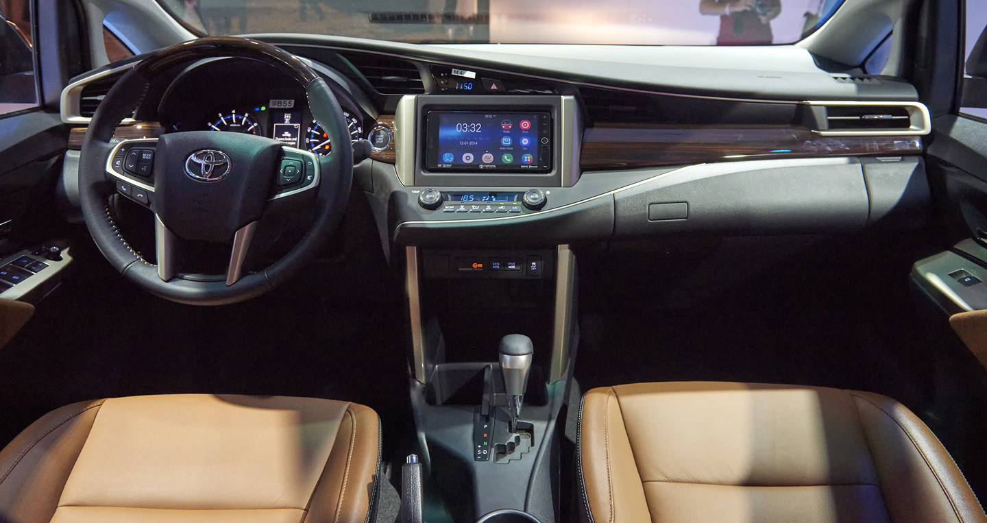 Toyota Innova 2016 sở hữu kích thước 4.735 mm dài, 1.830 mm rộng, 1.795 mm cao, cùng chiều dài cơ sở 2.750 mm cùng nhiều sự cải tiến về thiết kế.  Về động cơ, xe sử dụng động cơ 4 xi-lanh, VVT-i, 16 van DHOC, dung tích 1.998 cc, công suất 102 kW tại 5.600 vòng/phút và mô-men xoắn cực đại 183 Nm tại 4.000 vòng/phút. Phiên bản 2.0G và 2.0V dùng hộp số tự động 6 cấp, trong khi bản 2.0E dùng số sàn 5 cấp.