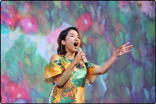 Diva của làng nhạc Việt cho biết cô cũng có thói quen uống trà trước khi trình diễn để tinh thần được thoải mái hơn.