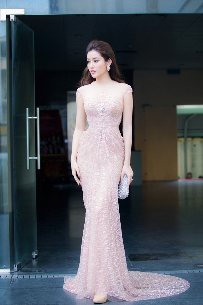 Mới đây, Á hậu Huyền My xuất hiện rạng rỡ tại buổi ghi hình “Người đẹp Nhân ái”, thuộc khuôn khổ cuộc thi Hoa hậu Việt Nam 2016. Trong vai trò thành viên thuộc hội đồng bình luận, Huyền My diện trang phục sang trọng và đầy cuốn hút. 