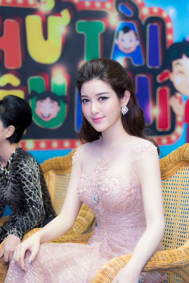 Người đẹp sinh năm 1995 cũng có dịp so dáng bên cạnh MC Ái Phương trong hậu trường. Hai người đẹp cùng nở nụ cười tỏa sáng và vóc dáng đáng ghen tị. 