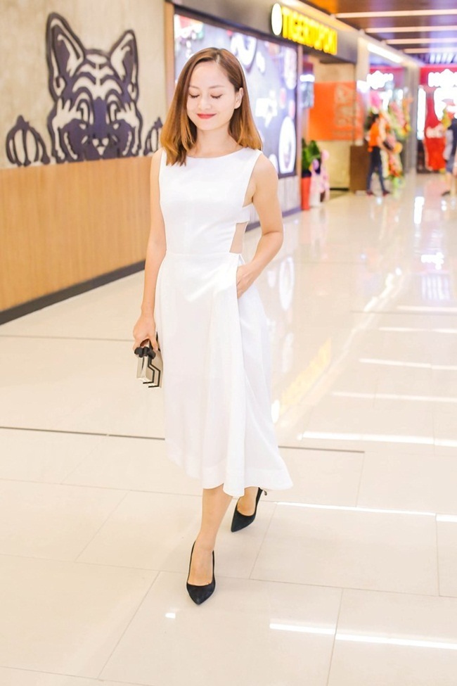 Nữ diễn viên  Lan Phương tiếp tục tạo được sức hút đầy thuyết phục trong chiếc váy trắng với những đường cắt khá táo bạo ở phần ngực.