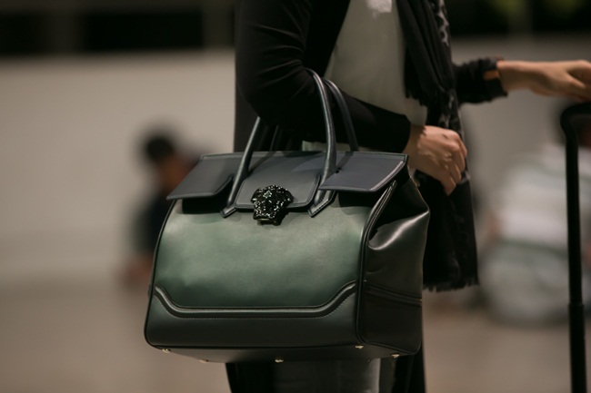 Ngoài sử dụng vali kéo giá 1500 USD, chiếc túi xách gần 90 triệu đồng của thương hiệu Versace cũng khiến cho Trương Ngọc Ánh thêm phần nổi bật trước đám đông.
