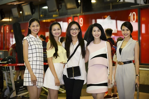 Sáng 10/8, Top 18 thí sinh miền Bắc thuộc Hoa hậu Việt Nam đổ bộ tại sân bay Tân  Sơn Nhất. Sự xuất hiện hùng hậu của các cô gái xinh đẹp nhận được nhiều sự chú ý từ  công chúng.