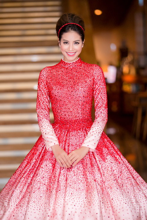 Phạm Hương chọn chiếc đầm đỏ công chúa.
