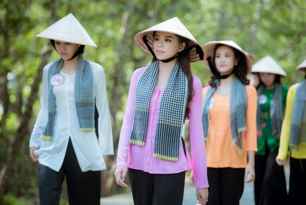 Sau ngày đầu hội tụ và thử trang phục áo dài - áo dạ hội, 35 thí sinh Hoa hậu Việt Nam  (HHVN) hai miền Nam Bắc tiếp tục bước vào ngày hoạt động thứ hai của vòng Chung kết  toàn quốc.