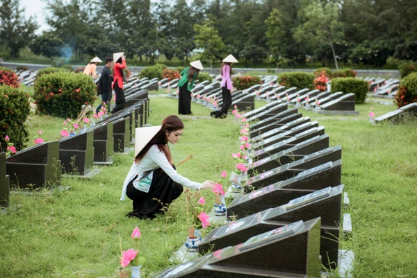 Để tưởng nhớ sự hi sinh cao cả của các anh, 35 thí sinh đã làm lễ dâng hương tại đài tưởng  niệm đặc công Rừng Sác, thắp hương tại nghĩa trang liệt sĩ và trồng tặng hai cây vú sữa Lò  Rèn.