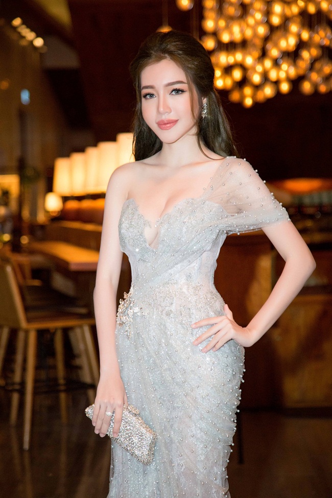 Tối 11/8, Elly Trần tái xuất lộng lẫy tại một buổi dạ tiệc sang trọng. Với sự xuất hiện bất ngờ, nữ diễn viên nhận được sự săn đón của cánh báo chí và sự chú ý của rất nhiều khách mời. 