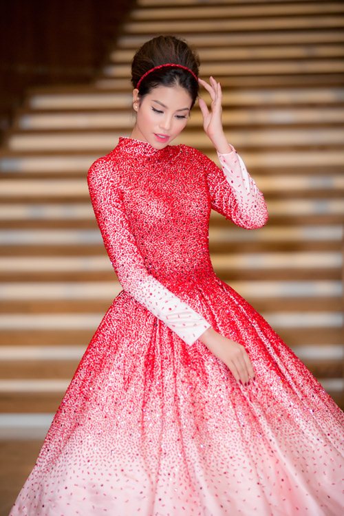 Chiếc váy của NTK Linh San dường như được thực hiện riêng cho Hoa hậu gốc Hải Phòng để phù hợp với vóc dáng và số đo của Phạm Hương.