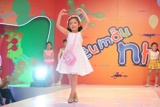 Giám khảo Thanh Mai đánh giá cao sự thông mình và đáng yêu của cô bé năm tuổi trong phần thi chọn lựa trang phục và trình diễn catwalk. 