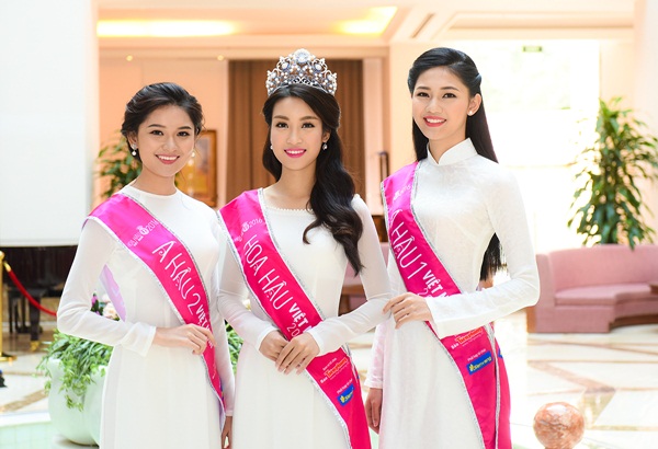 Cả ba người đẹp diện áo dài trắng thướt tha và duyên dáng của nhà thiết kế Thuận Việt. Tuy  cùng chất liệu, những mỗi trang phục lại sở hữu những đường nét rất riêng.