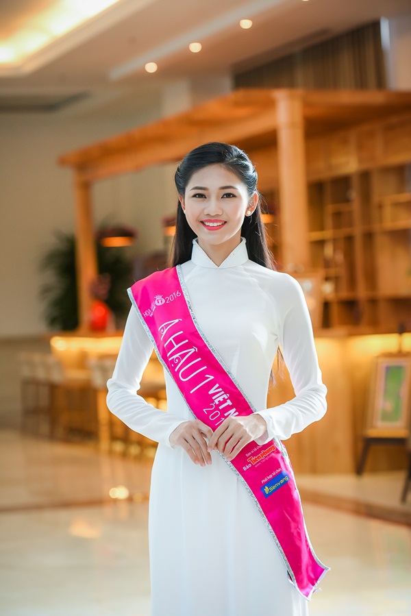 Người đẹp Ngô Thanh Thanh Tú (SBD 246) giành danh hiệu Á hậu 1. Cô năm nay 22 tuổi,  cao 1,80 m và đến từ Hà Nội.