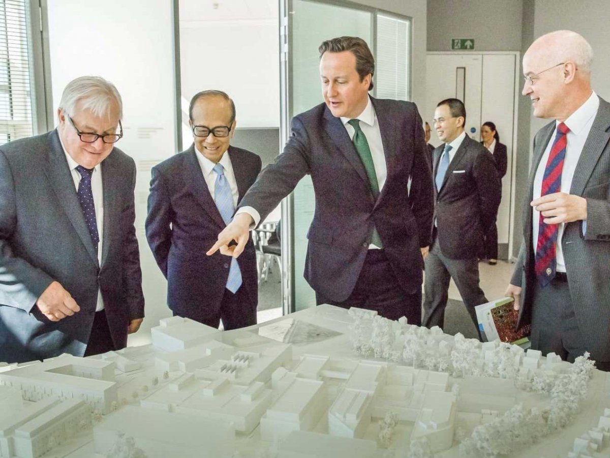 Li đã gặp gỡ nhiều chính khác quyền lực nhất thế giới. Hình ảnh ông đang trao đổi cùng với Thủ tướng Anh David Cameron tại Đại học Oxford về dự án thành lập trung tâm nghiên cứu.