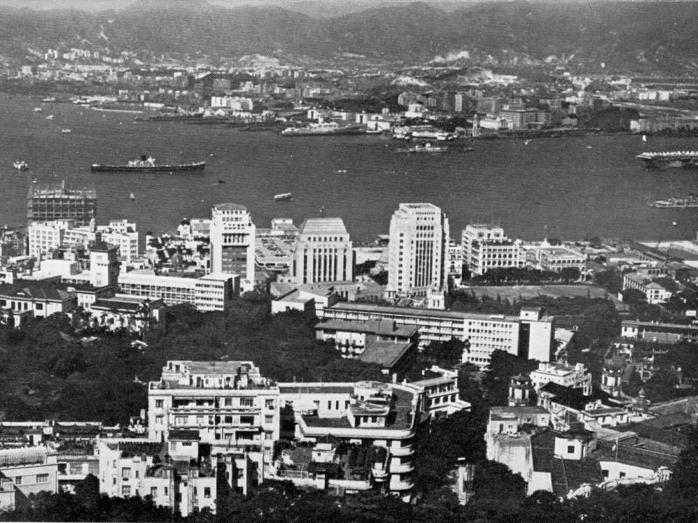 Thời điểm đó, Li chuyển sang phát triển bất động sản và đi lên từ mô hình sản xuất sản phẩm nhựa trước sự bùng nổ mạnh mẽ  của nền kinh tế Hồng Kông lúc bấy giờ. 