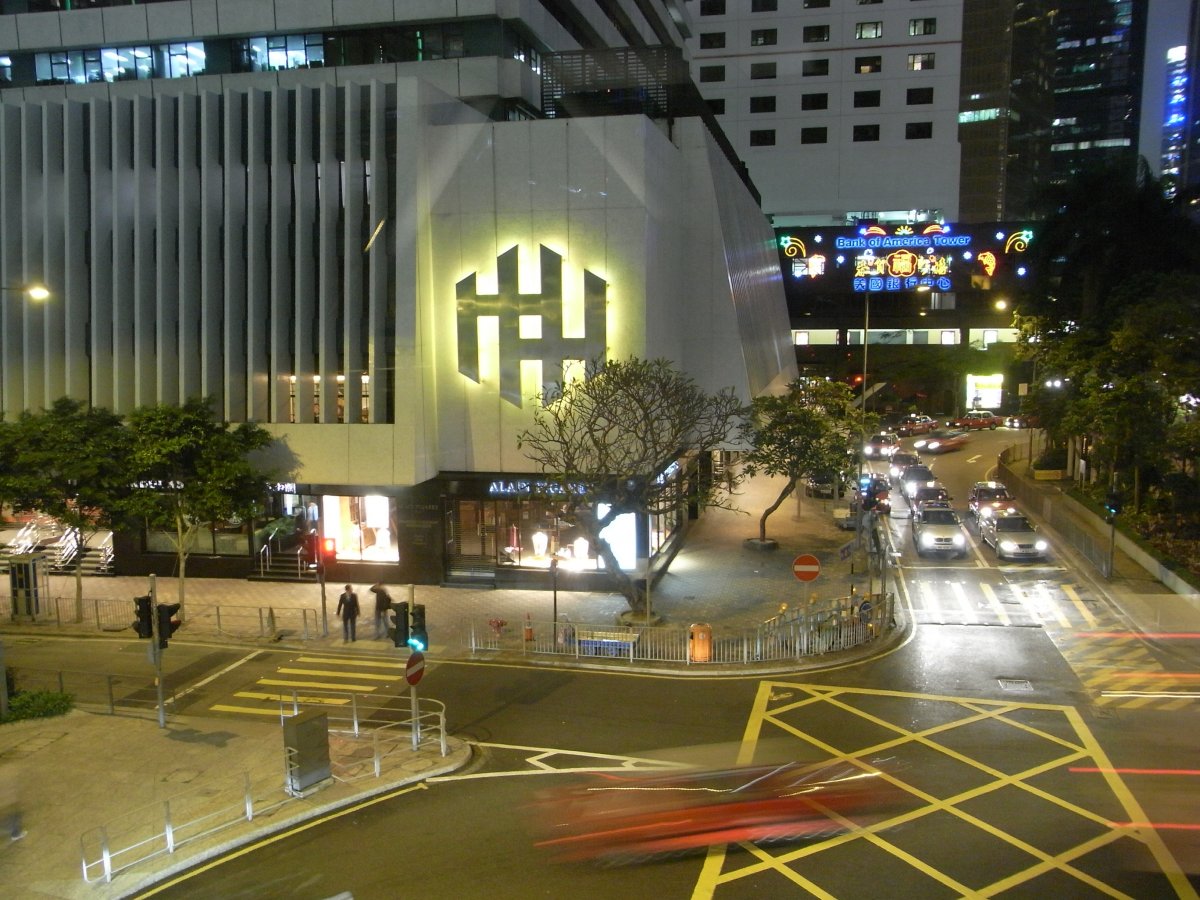 Ông mua lại Hutchison Whampoa vào năm 1979. Hiện nay, Hutchison Whampoa hiện đang hoạt động trên quy mô toàn cầu với đội ngũ 250.000 nhân viên, sau khi chuyển sang lĩnh vực viễn thông từ những năm 1980. Đây là hình ảnh trụ sở chính của Hutchinson ở Hồng Kông.