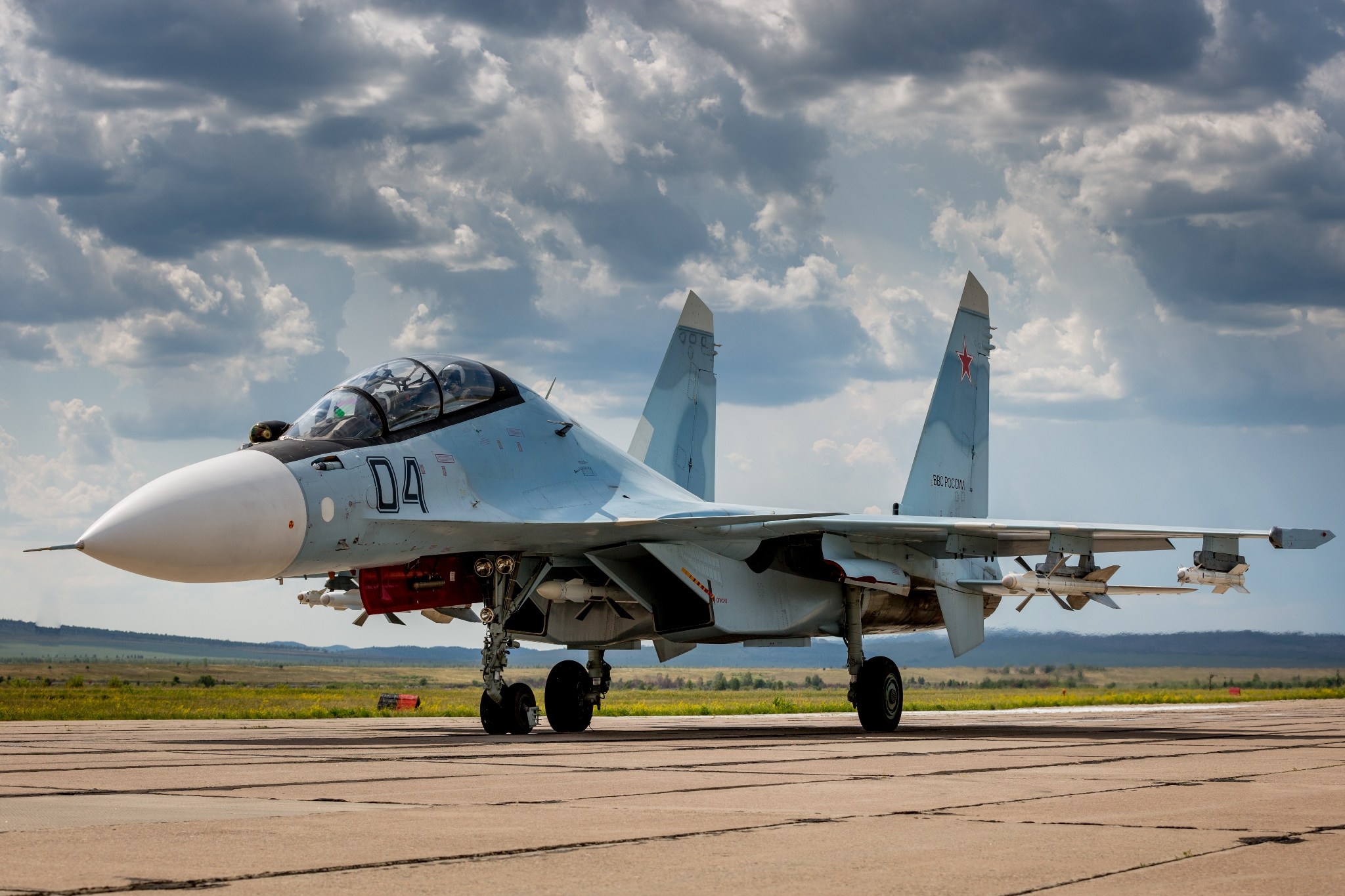 Su-30SM dài 22 m; cao 6,4 m; có chiều dài sải cánh là 14,7 m; trọng lượng cất cánh thông thường là 24 tấn và trọng lượng cất cánh tối đa là 33,5 tấn.