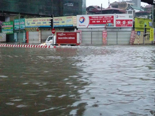 Cơn mưa nặng hạt suốt đêm 24/5 và rạng sáng 25/5, khiến hàng chục tuyến đường ở TP Hà Nội như đường Phú Diễn, Ngọc Hà, Đội Cấn, An Dương Vương, Phùng Hưng… bị ngập nước sâu từ 0,4 - 0,5 mét.