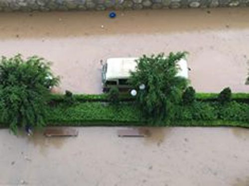 Ngập lụt làm nhiều xe không thể di chuyển được, xe máy phải dắt bộ hoặc gửi xe vùng lân cận để tránh hư hỏng.