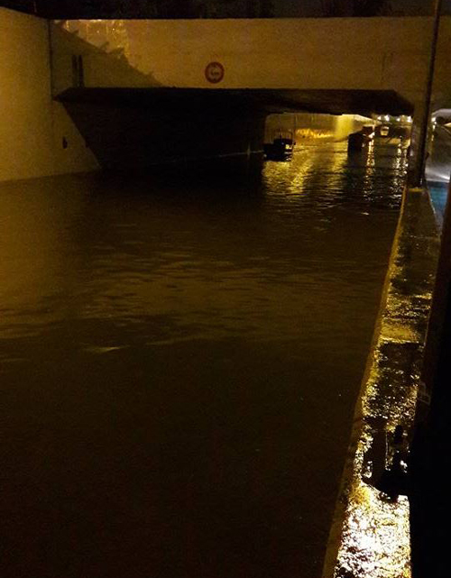  Đại lộ Thăng long ngập nặng tại hầm đường tàu, nước ngập sâu 60 – 70 cm.