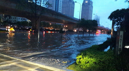 Khu vực xung quanh khách sạn JW Marriott Hà Nội (đường Đỗ Đức Dục, Nam Mễ Trì) – nơi Tổng thống Mỹ nghỉ đêm mới đây ngập sâu gây cản trở giao thông.