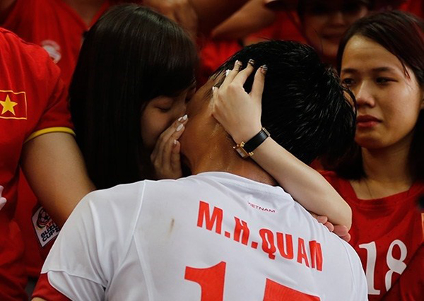 Chàng cầu thủ Việt kiều 24 tuổi này từng hôn say đắm cô nàng xinh đẹp Ly Kute ngay giữa chốn đông người.