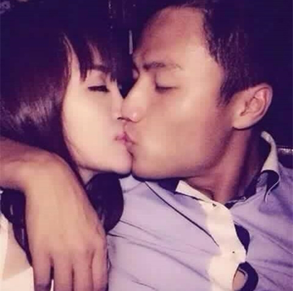 Vào đầu năm 2016, một bức ảnh vừa được lan truyền khắp cộng đồng mạng cho thấy Mạc Hồng Quânvà Lê Thị Huyền Anh (Bà Tưng) đang công khai khóa môi nhau tại một bữa tiệc. 