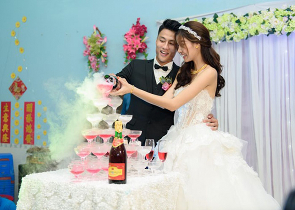  Đôi ‘trai tài, gái sắc’ đã cùng uống rượu giao bôi chính thức trở thành vợ chồng trước sự chứng kiến của khách mời trong tiệc đám cưới.
