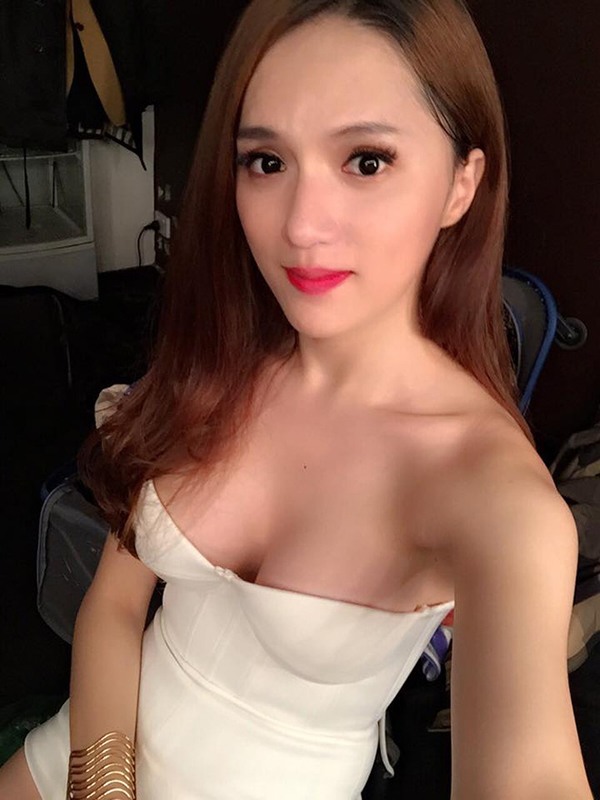 Nhiều dân mạng đã không ngần ngại gọi Hương Giang là mỹ nhân sexy nhất showbiz Việt.